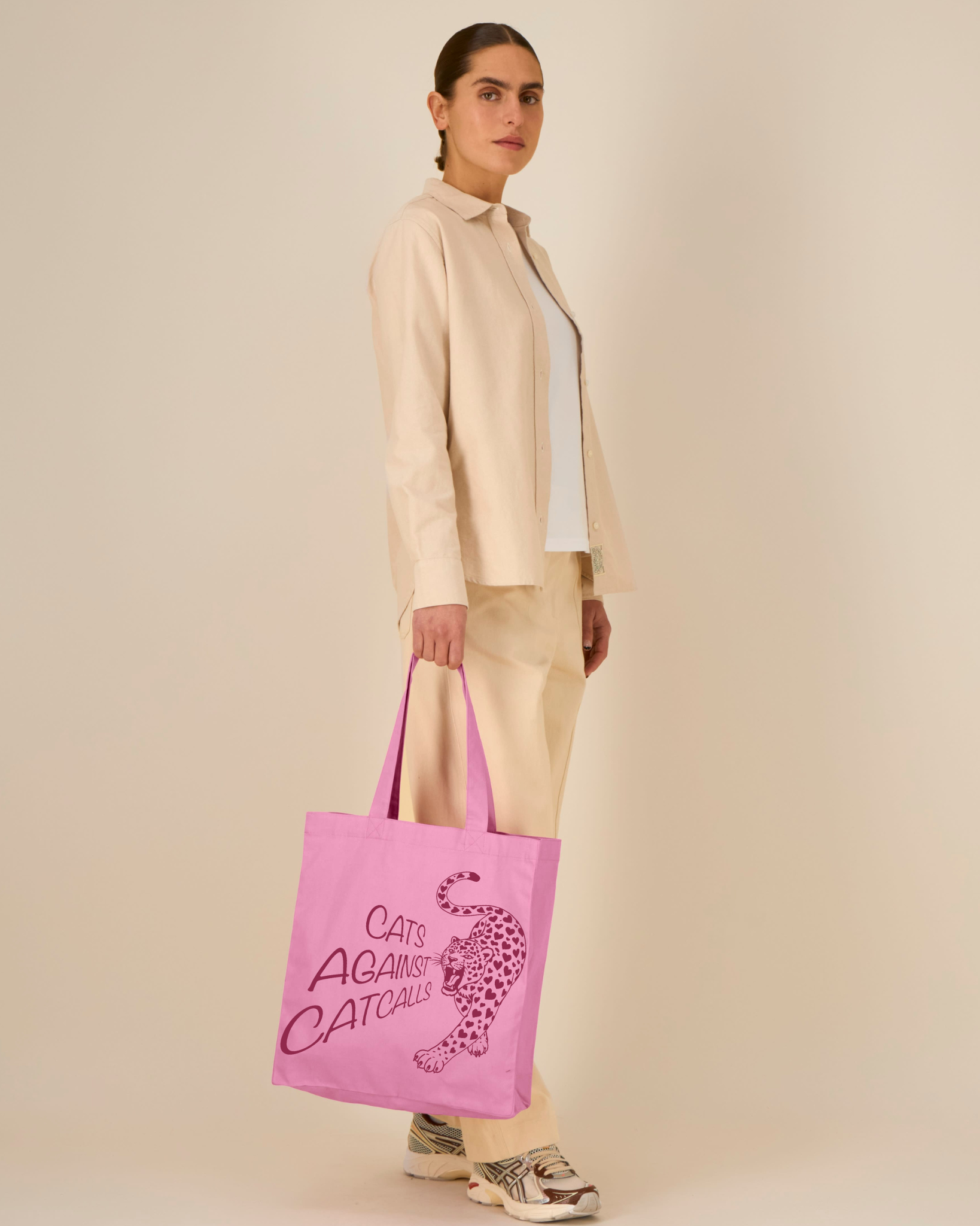 Feministische Tragetasche „Cats Against Catcalls“ in Creme aus recycelter Baumwolle. Nachhaltige Tote Bag mit Statement gegen Catcalling