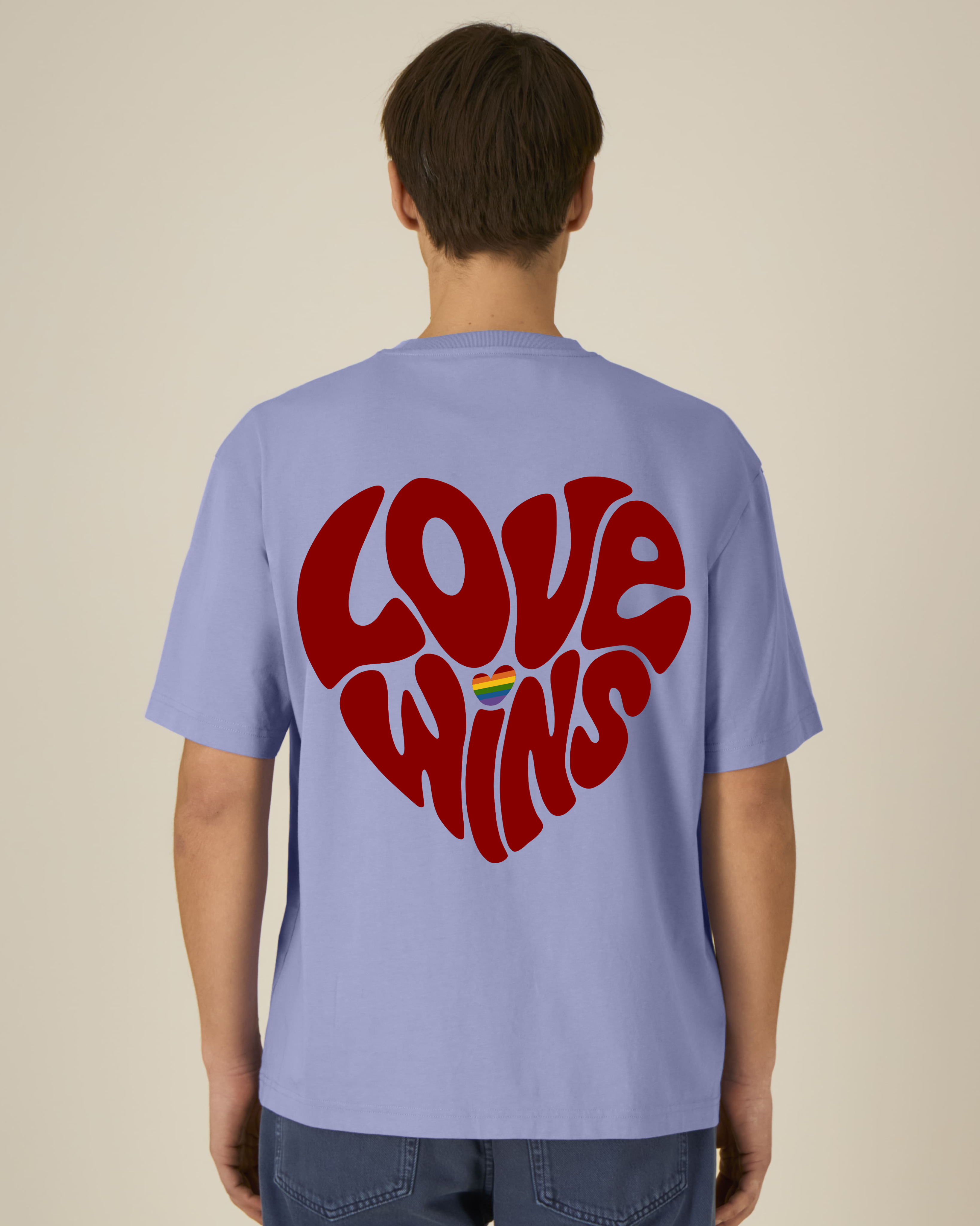 Love wins - T-Shirt Periwinkle - Pride (Patrick ist **184cm** groß und trägt Größe **L**)