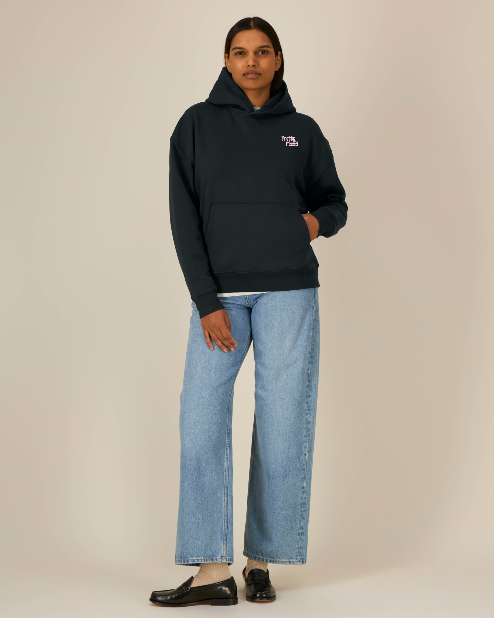 Girls support girls Hoodie - Schwarz  (Selina ist **178cm** groß und trägt Größe **S**)