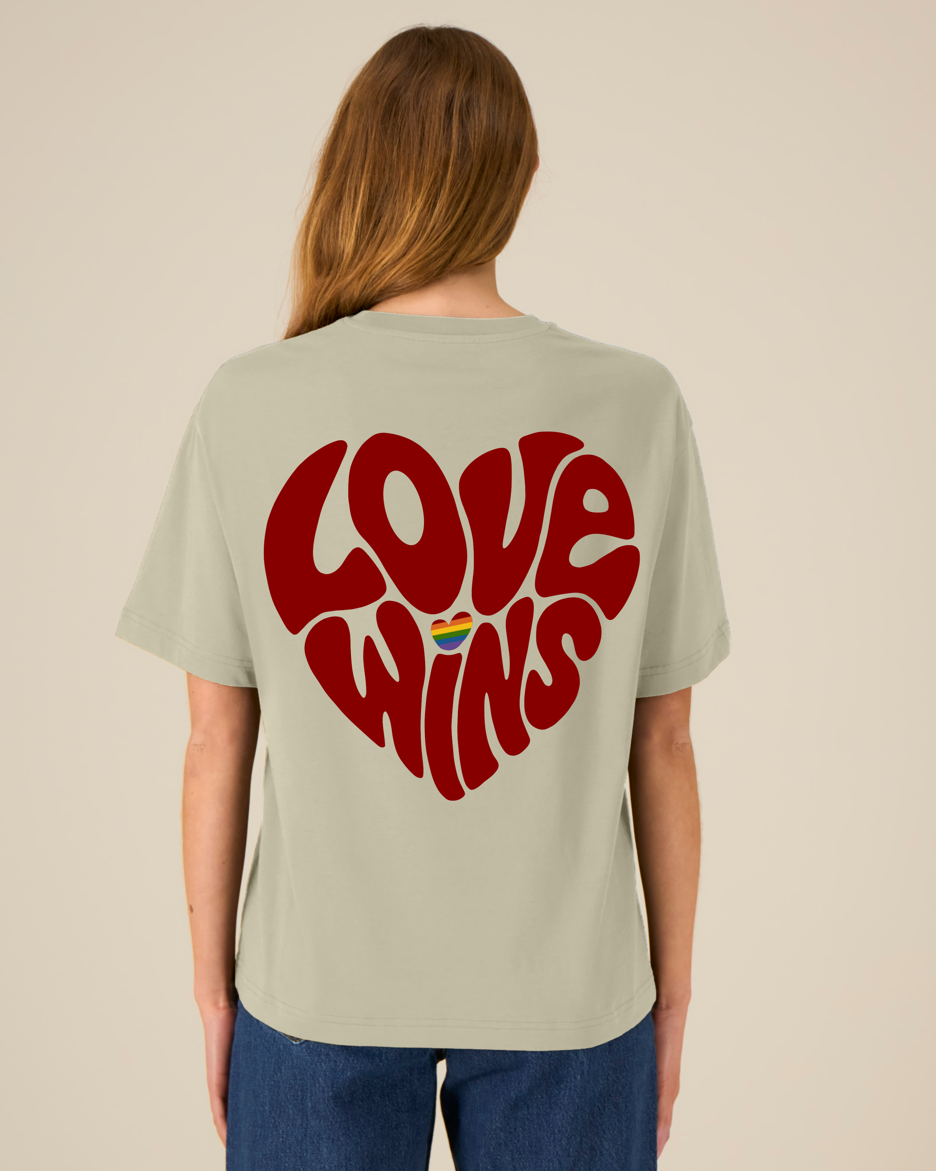 Love wins - T-Shirt Stone - Pride (Louise ist **173cm** groß und trägt Größe **XS**)