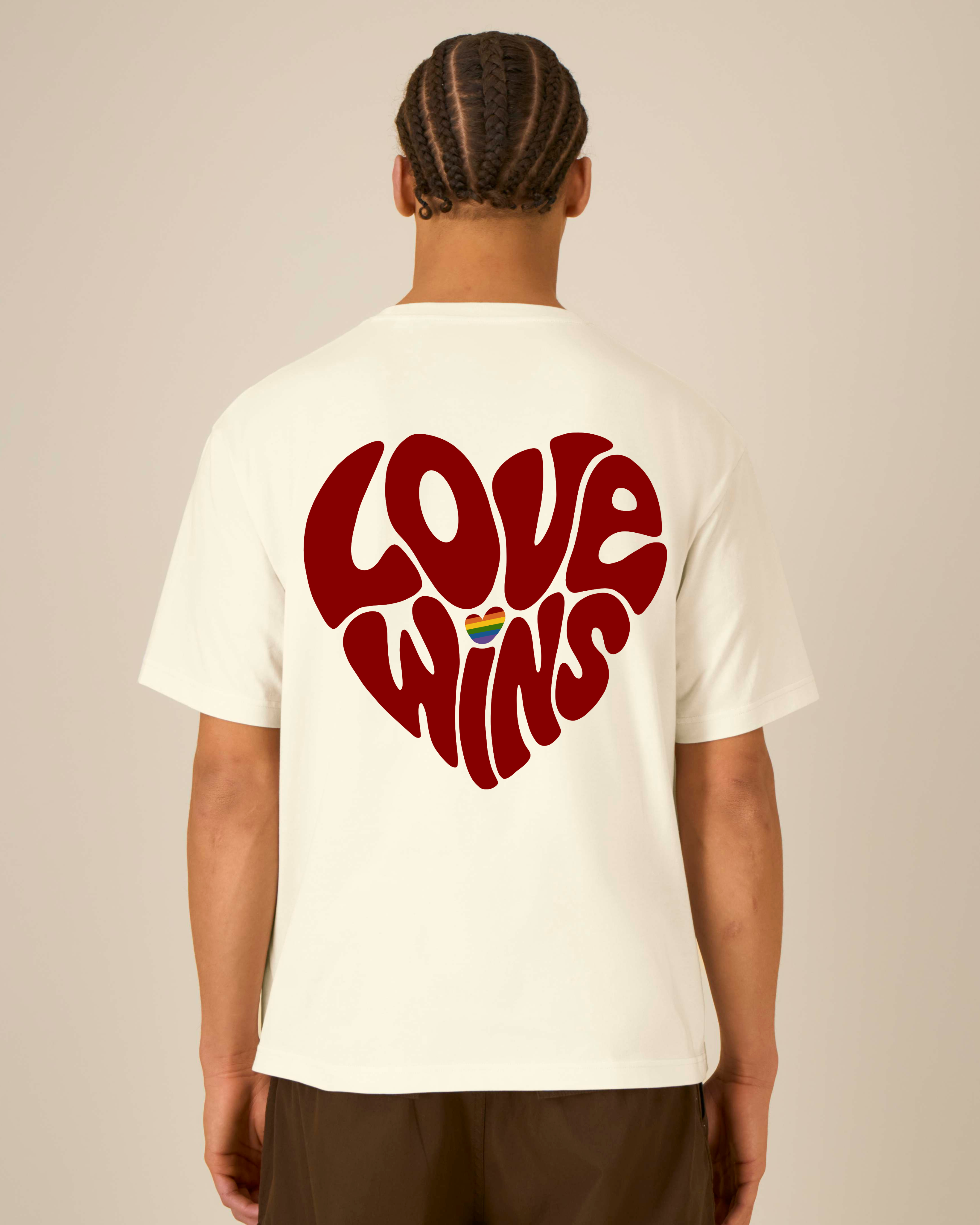 Love wins - T-Shirt Creme - Pride (Seymour ist **188cm** groß und trägt Größe **L**)