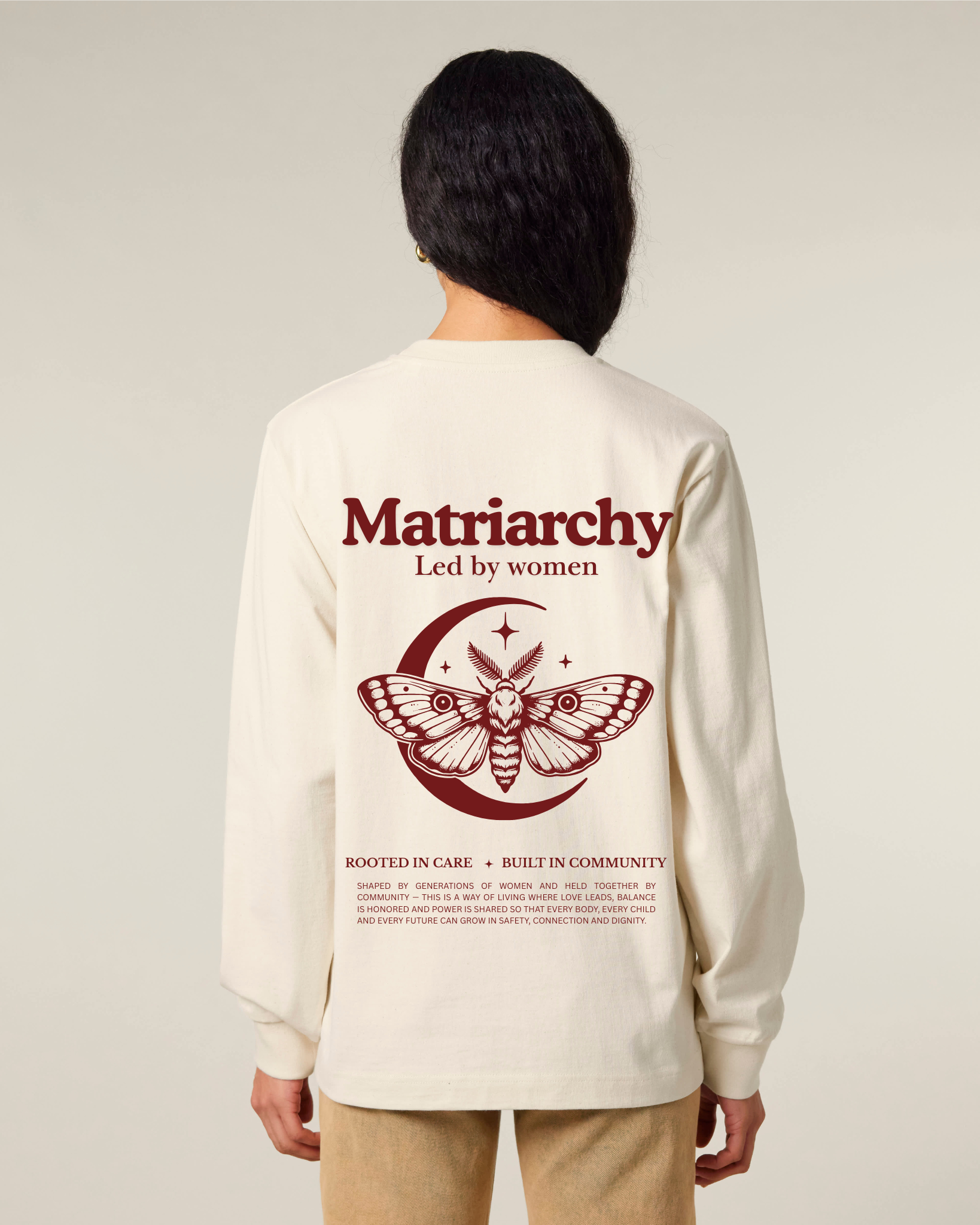 Matriarchy - Longsleeve in Off White  (Shad ist **175cm** groß und trägt Größe **XS**)