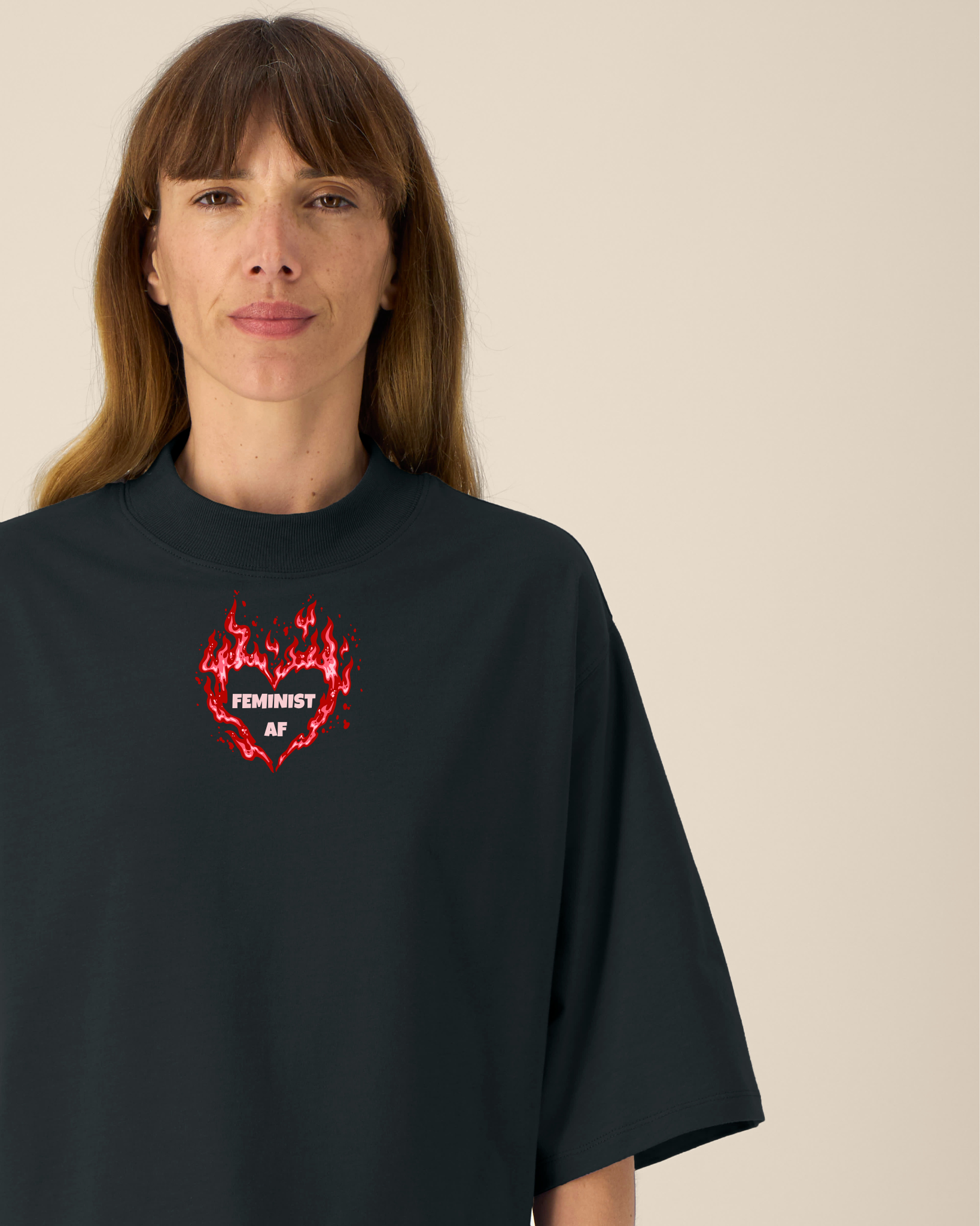 Feminist AF - T-Shirt - Schwarz  (Coralie ist **173cm** groß und trägt Größe **S**)