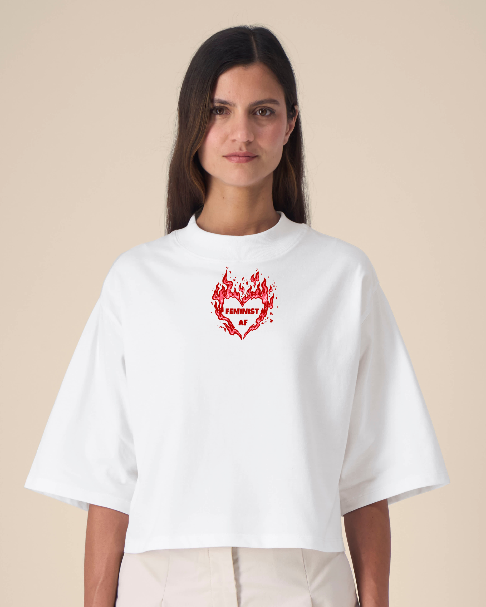 Feminist AF - T-Shirt - Weiß  (Maud ist **178cm** groß und trägt Größe **S**)