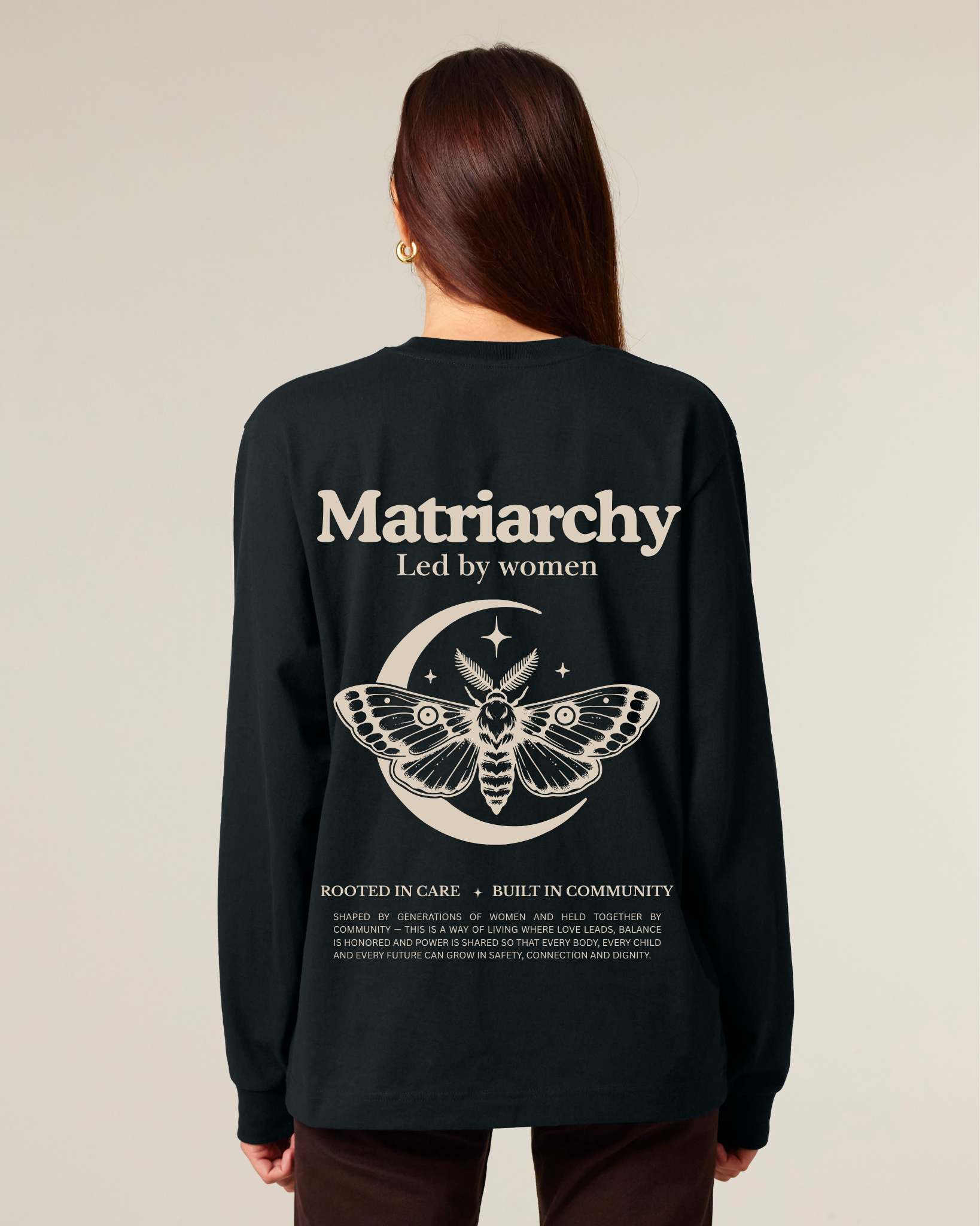 Matriarchy - Longsleeve in Schwarz  (Laura ist **170cm** groß und trägt Größe **XS**)