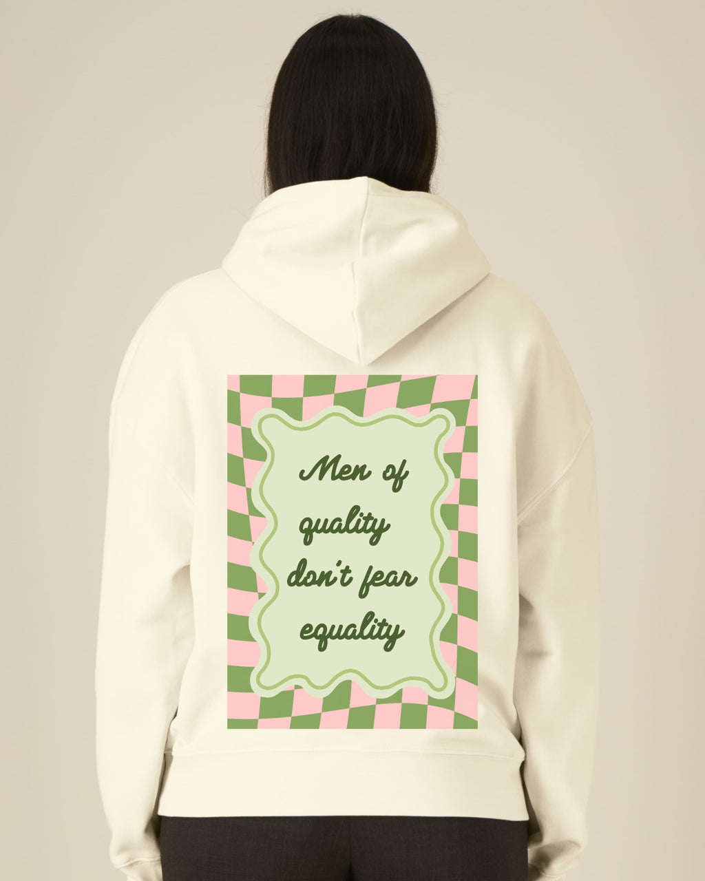 Hoodie Moosgrün (Selina ist **178cm** groß und trägt Größe **S**)