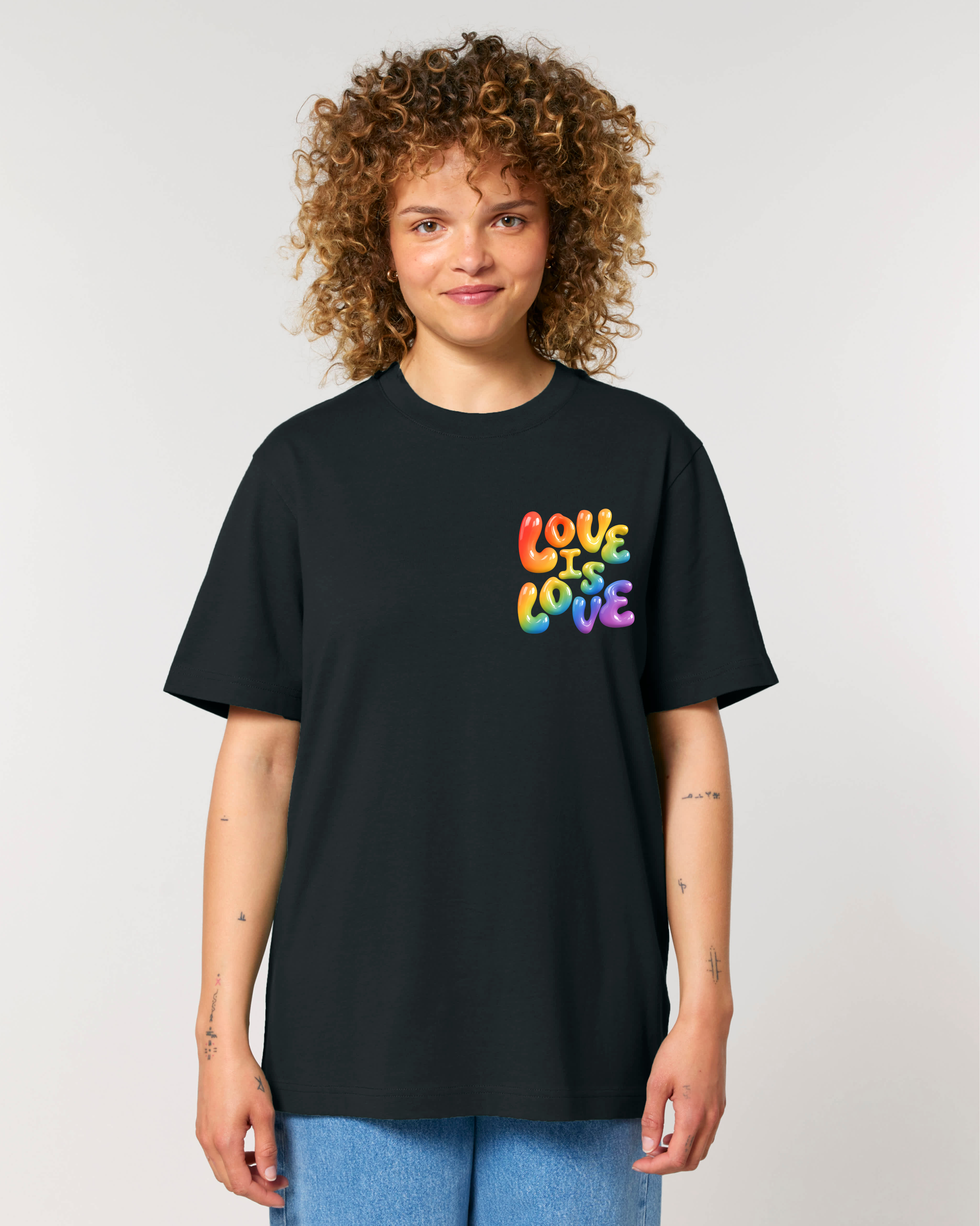 Love is Love Pride T-Shirt Schwarz (Kenya ist **171cm** groß und trägt Größe **S**)