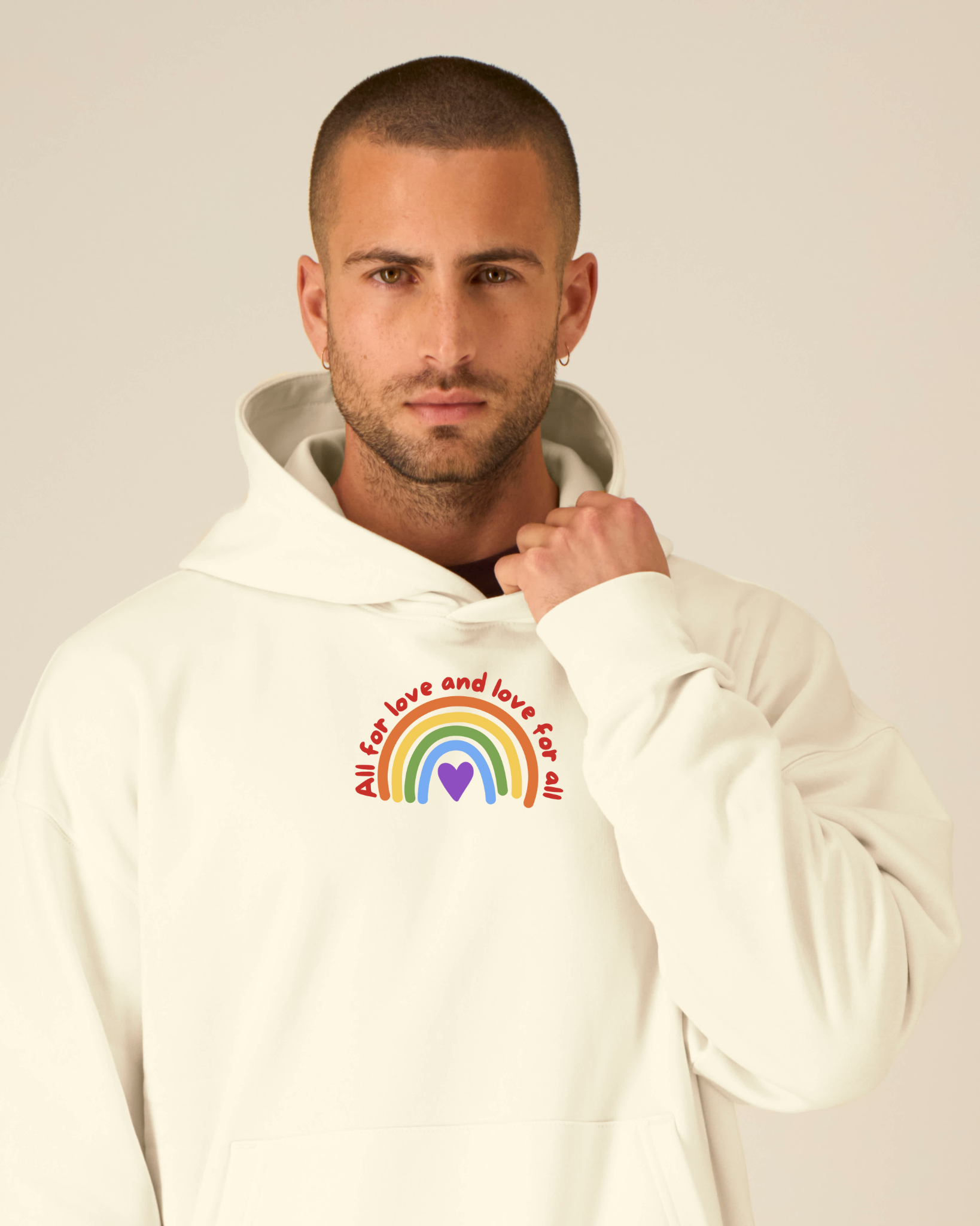 Pride wear Hoodie - Regenbogen - All for love and love for all - Creme (Valentin ist **178cm** groß und trägt Größe **M**)