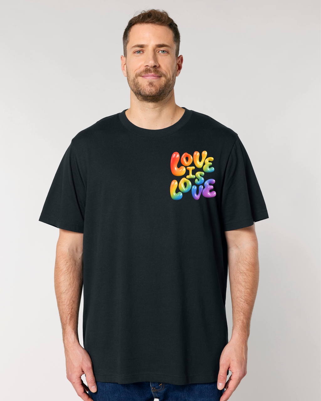 Love is Love Pride T-Shirt Schwarz (Christoph ist **193cm** groß und trägt Größe **XXL**)