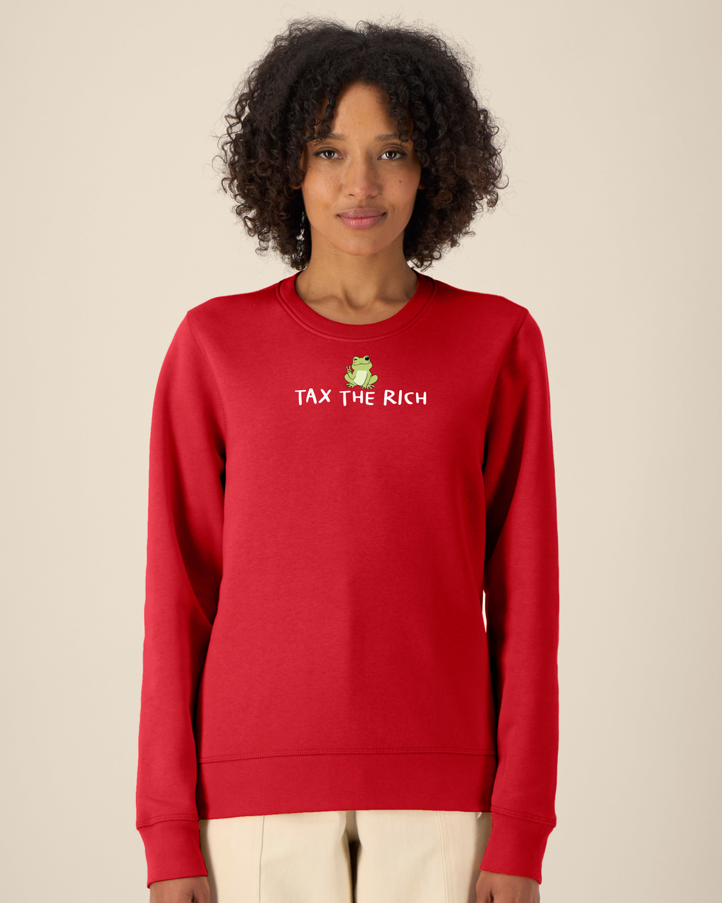 Tax the rich Sweatshirt Rot  (Helene ist **170cm** groß und trägt Größe **XS**)